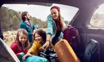 Jeune famille passant du temps ensemble