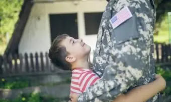 兵士のお父さんは軍隊でしばらくして息子を抱きしめます