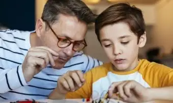電子建設キットを組み立てる父と息子