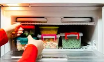 Personne sortant du congélateur