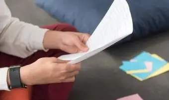 手紙を読んでいる男