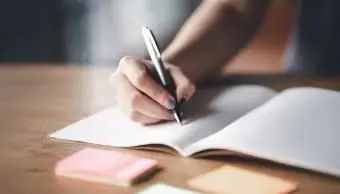 手紙を書く女性