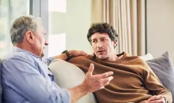 dwóch mężczyzn prowadzących poważną rozmowę