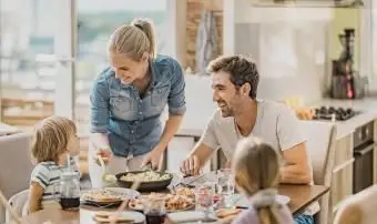 femme servant le déjeuner à sa famille