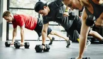 Gruppe von Freunden, die Liegestütze machen