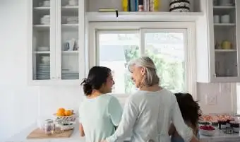 Grand-mère et petites-filles