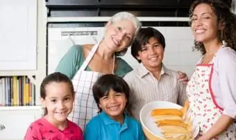 Grand-mère, fille, petits-enfants