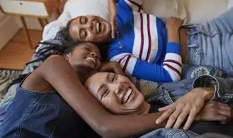 自宅のベッドに横たわっている親友