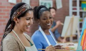 koleżanki malują razem podczas zajęć plastycznych