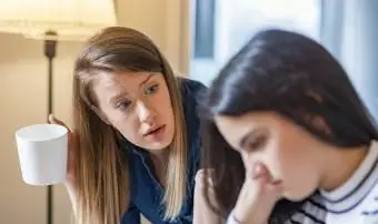 Madre e figlia adolescente litigano a casa