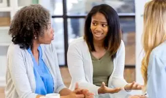 L'adolescente e sua madre parlano durante la sessione di consulenza