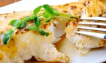 Morue au four coupée avec une fourchette