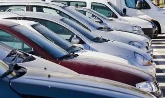 Reihe geparkter Autos