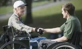 Reifer Kriegsveteran, der einem jungen Mann die Hand schüttelt