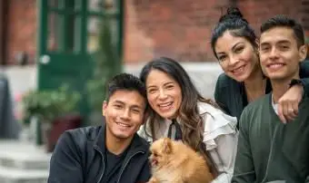 Kuzyni pozują do zdjęcia