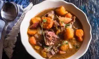 プレート上のビーフシチュー