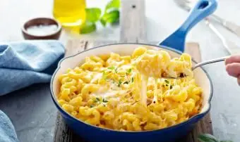 鋳鉄鍋で焼いたマカロニアンドチーズ