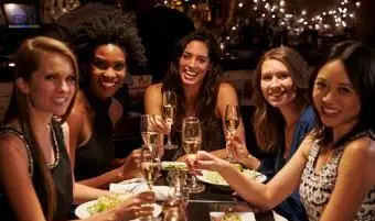 Przyjaciele w restauracji