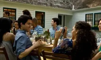 Ludzie na imprezie w ogrodzie na świeżym powietrzu