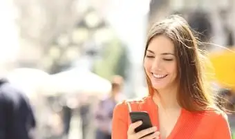 Kobieta wysyła SMS-y na smartfonie