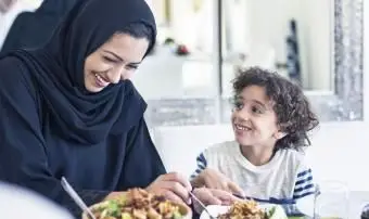 אמא ובן אוכלים ארוחת צהריים