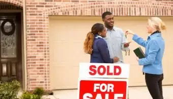 בני הזוג מקבלים מפתחות לבית הראשון