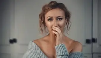 femme triste qui pleure