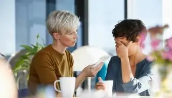 femme consolant un ami qui pleure