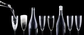 vinos espumosos y copas de champán