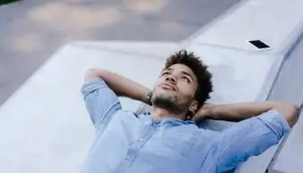 uvoľnený muž ležiaci v skateparku