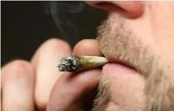 Como fazer alguém parar de fumar maconha