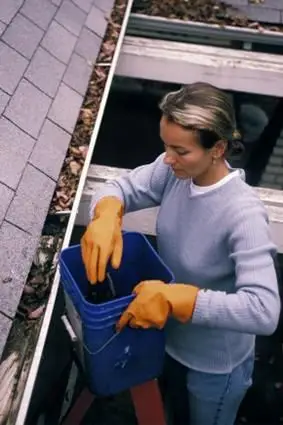 כיצד לנקות מרזבים