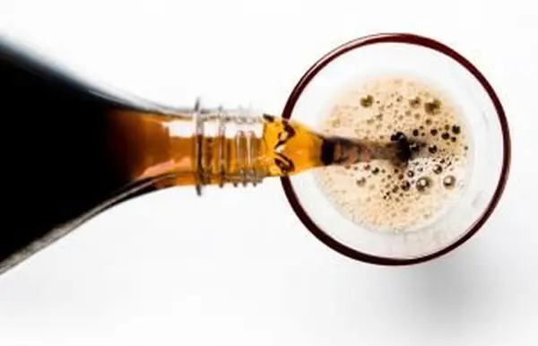 כוס קולה שנמזגת לכוס