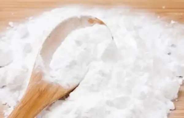 סודה לשתיה עם כף עץ