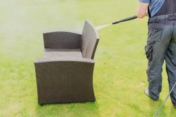 枝編み細工品の屋外用家具のクリーニング