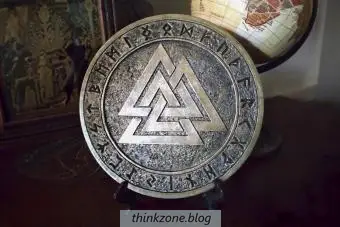 https://cf.ltkcdn.net/www/images/slide/357152-850x566-Valknut-Wall-Medallion-Bronze.webp