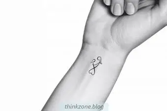 https://cf.ltkcdn.net/www/images/slide/357151-850x567-Mother-Daughter-Temporary-Tattoo.webp