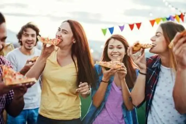 Amis affamés mangeant de la pizza