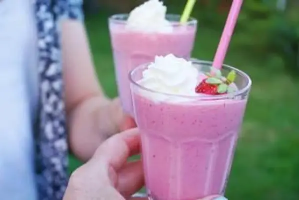 Les gens boivent des milkshakes aux fraises