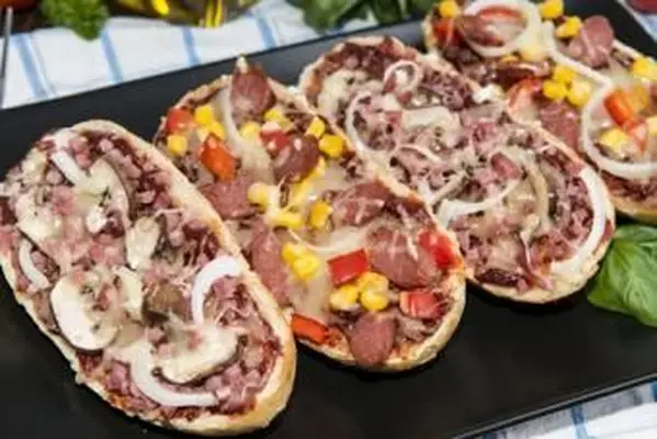 Francúzske chlebové pizze; © HandmadePictures | Dreamstime.com
