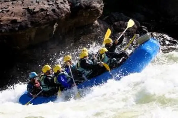 https://cf.ltkcdn.net/party/images/slide/162604-849x565r1-Rafting.webp