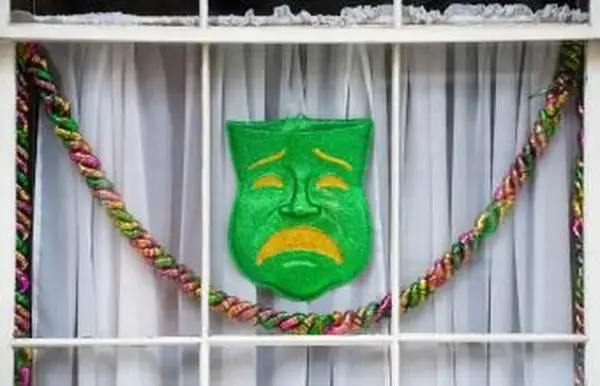 마디 그라 창 장식