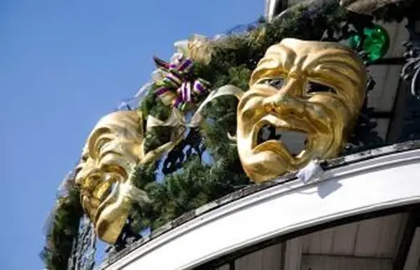 극장 마스크 아래에서