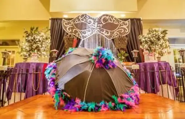 마디 그라 장식의 주택 클럽 하우스