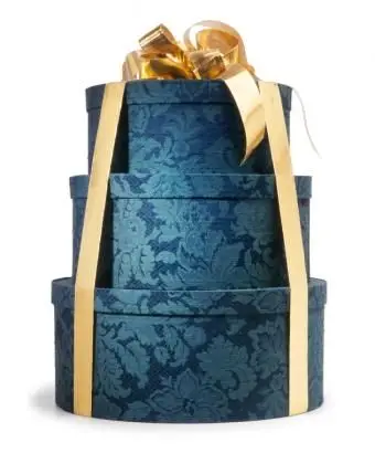 pilha de caixas para chapéus