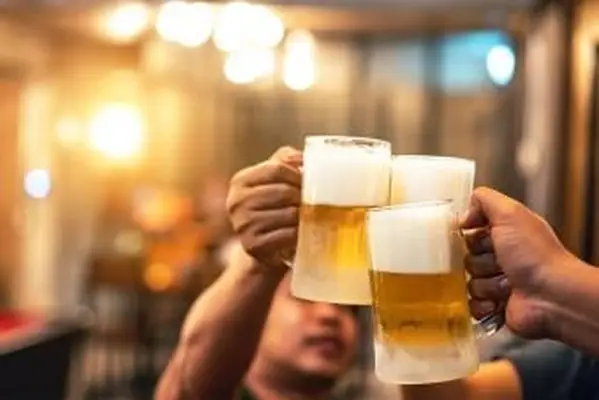 Pivné poháre zdvihnuté v hrianke