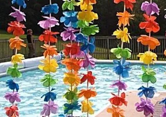 Nastoletnia impreza przy basenie