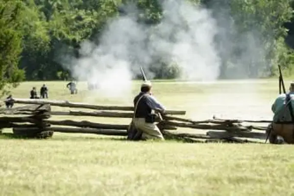 https://cf.ltkcdn.net/costumes/images/slide/162274-849x565-Confederate-at-the-Fence-Line.webp
