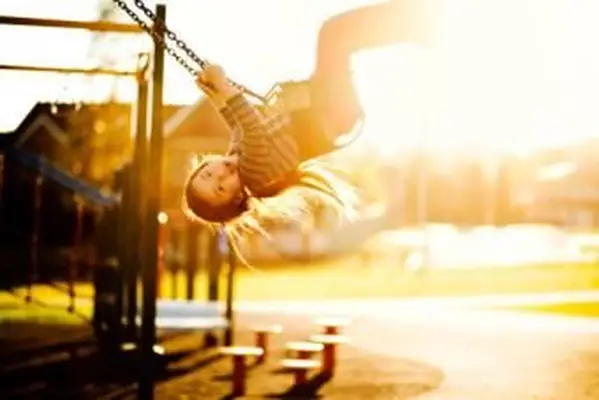 ילדה קטנה מתנדנדת בשמחה