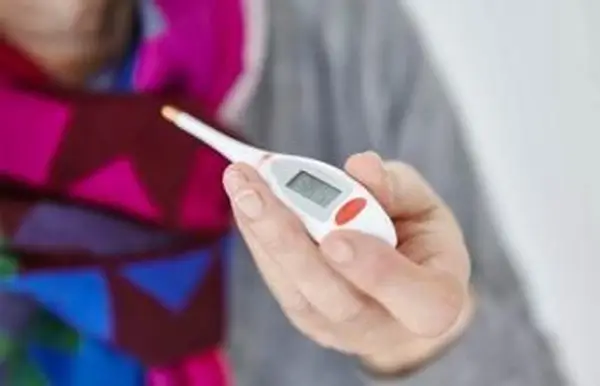 디지털 온도계를 들고 여자